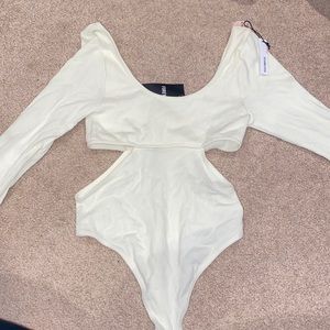Crème form-fitting bodysuit with slits
